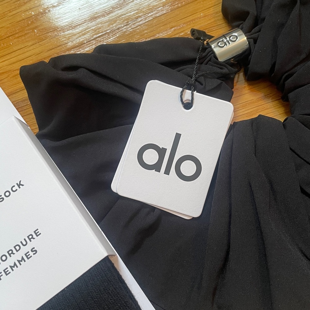 NWT New with Tags ALO Yoga Socks and Scrunchie Set - Picture 4 of 5